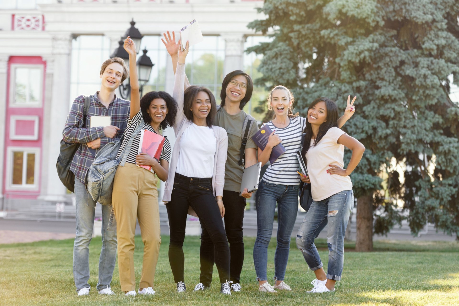 https://sbsedu.vn/wp-content/uploads/2022/11/cheerful-students-standing-waving-outdoors-scaled.jpg